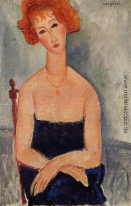 Redheaded Frau, die einen Anhänger Redheaded Frau, die einen Anhänger