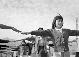 Weiblich Praktikanten üben Gymnastik bei Manzanar Internierungsl Weiblich Praktikanten üben Gymnastik bei Manzanar Internierungsl