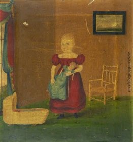 Mädchen-Holding-Puppe in einem Innenraum Mädchen-Holding-Puppe in einem Innenraum