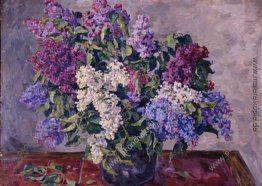 Stillleben. Flieder in den Eimer. Stillleben. Flieder in den Eimer.