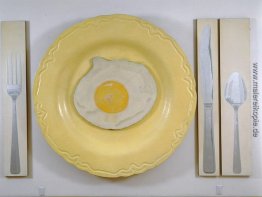 Ei auf Platte mit Messer, Gabel und Löffel