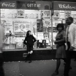 New York (Frau stützte sich auf Schaufenster)