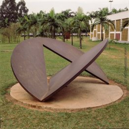Escultura kein Jardim do MAC-USP