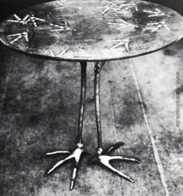 Tisch mit Vogelfüße
