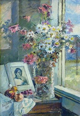 Vase mit Blumen und Buch am Fenster