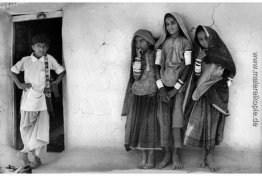 Ein Junge und drei Mädchen des Chamar Community, Kutch, Gujarat