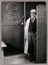 Henri Matisse stehen vor einem Bildschirm und Zeichnen mit Kreid Henri Matisse stehen vor einem Bildschirm und Zeichnen mit Kreid
