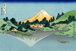 Das Fuji reflektiert sich im See Kawaguchi, gesehen vom Misaka D