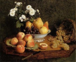 Blumen und Früchte auf einem Tisch