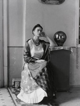 Frida mit Globus, Coyoacan, Mexiko