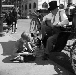 New York (Boy Glänzende Schuhe), Juli 1952