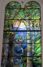 Fenster mit Sonnenaufgang im Wald im Frühling Fenster mit Sonnenaufgang im Wald im Frühling