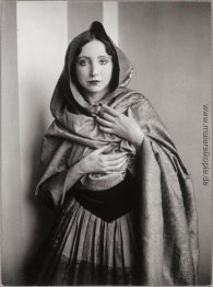 Anaïs Nin drapée dans un châle