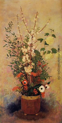 Vase mit Blumen mit Niederlassungen eines blühenden Apfelbaum