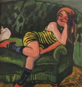 Mädchen auf einem grünen Sofa mit einer Katze