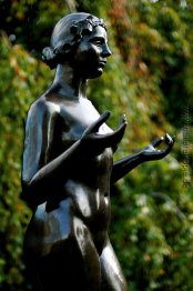 Nymph (zentrale Figur für die drei Nymphen) Nymph (zentrale Figur für die drei Nymphen)