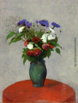 Vase mit Blumen auf einer roten Tischdecke