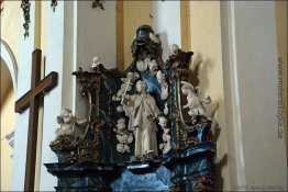 Altar von St. Nikolaus mit einer Skulptur von Jan Nepomuk