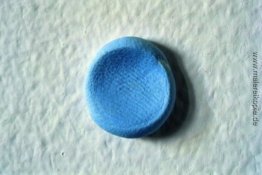 Arbeits No. 79 (Einige Blu-Tack geknetet, rollte in einen Ball,