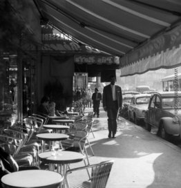 Paris, Frankreich (Man Walking, Außen Street Cafe)