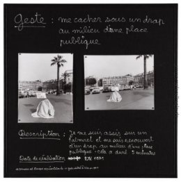 Geste: Me Cacher Sous un Drap Au milieu d'une Platz Publique Geste: Me Cacher Sous un Drap Au milieu d'une Platz Publique