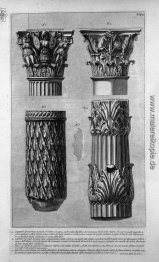 Stücke von Säulen und Kapitellen