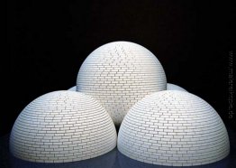 Modell für die Bausteinstruktur (vier Kuppeln und eine Kugel)