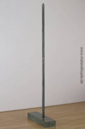 Hoch Obelisk mit zwei Löchern und einem Notch Hoch Obelisk mit zwei Löchern und einem Notch