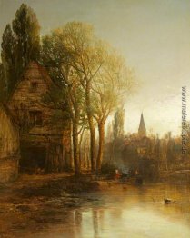 Ein Haus mit einem Pool, mit einer entfernten Spire