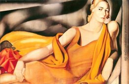 Frau in einem gelben Kleid