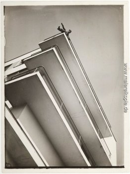 Xanti Schawinsky auf einem Bauhaus Balkon