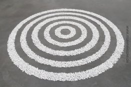 Kleine weiße Kiesel Kreis-Datum