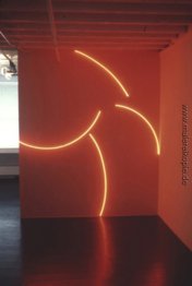 Vier Unvollständige Red Neon Kreise auf eine rosa Wand