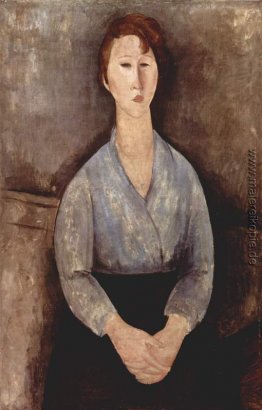 Sitzende Frau weared in der blauen Bluse