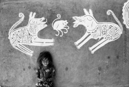 Ein junges Mädchen vor mandana Gemälden, Rajasthan