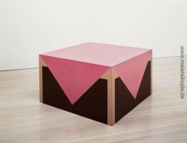 Tisch mit rosa Tischdecke