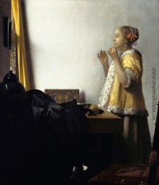 Junge Frau mit einer Perlenkette Junge Frau mit einer Perlenkette