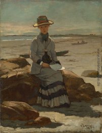 Junge Dame, die auf dem Strand