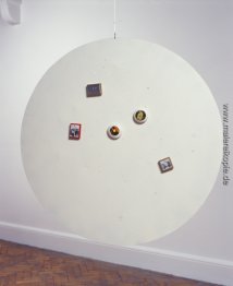 Untitled (Moveable Magnetic Foto Punkte auf Metallic Disc)