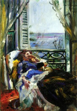 Frau in einem Liegestuhl am Fenster