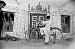 Ein Junge mit einem Fahrrad in Dhordo, Gujarat