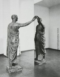 Etruskischen Spiegel vorhalten