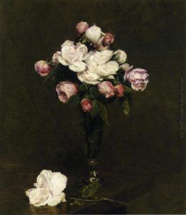 Weiße Rosen und Rosen in einem Glas footed