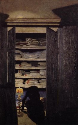 Frau auf der Suche durch ein Schrank Frau auf der Suche durch ein Schrank