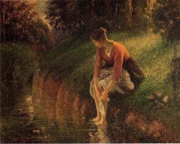 Junge Frau badet die Füße (auch als Fußbad bekannt) Junge Frau badet die Füße (auch als Fußbad bekannt)