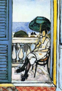 Frau mit einem grünen Sonnenschirm auf einem Balkon Frau mit einem grünen Sonnenschirm auf einem Balkon