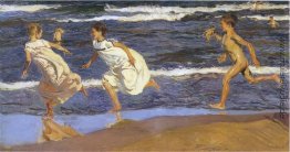 Läuft am Strand entlang Läuft am Strand entlang