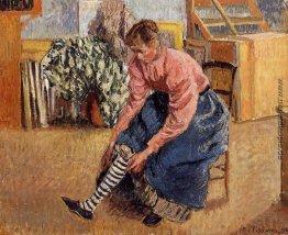 Frau, die auf ihre Strümpfe Frau, die auf ihre Strümpfe