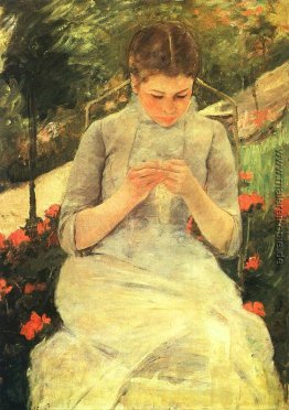 Junge Frau Sewing im Garten Junge Frau Sewing im Garten