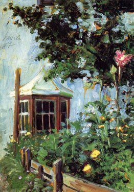Haus mit einem Erkerfenster im Garten Haus mit einem Erkerfenster im Garten